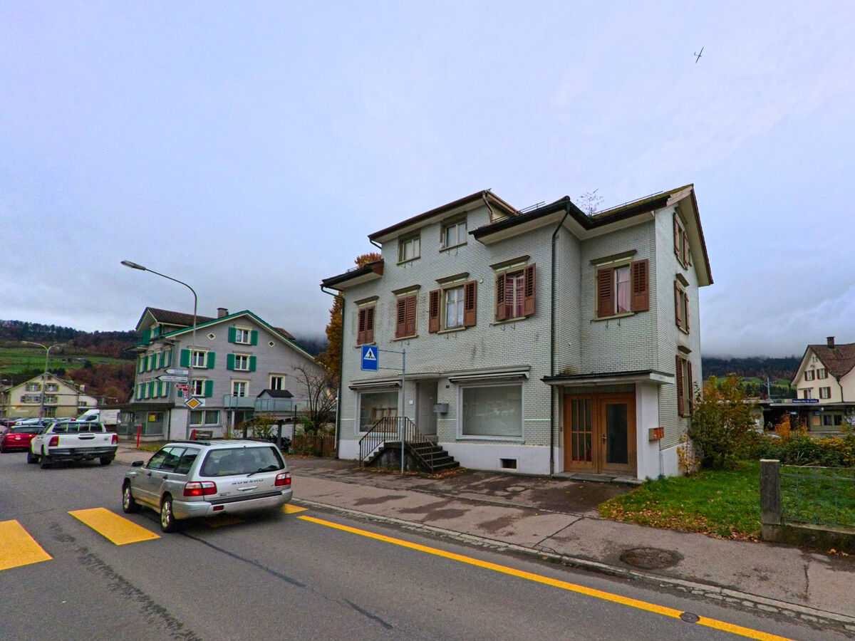 Entlang der Hauptstrasse reihen sich Wohn- und Geschaeftshaeuser in Nesslau (9650, Kanton St. Gallen).