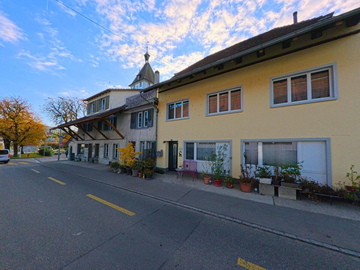 Entlang der Dorfstrasse stehen Wohn- und Geschäftshäuser im Ortskern von Neunkirch (8213, Kanton Schaffhausen).