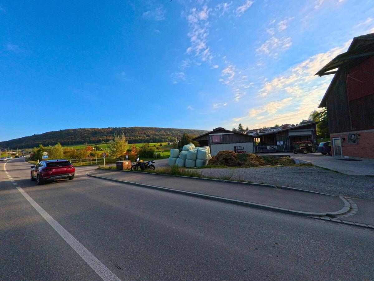 Landwirtschaftliche Gebäude und Freiflächen prägen den Ortsrand von Neunkirch (8213, Kanton Schaffhausen).