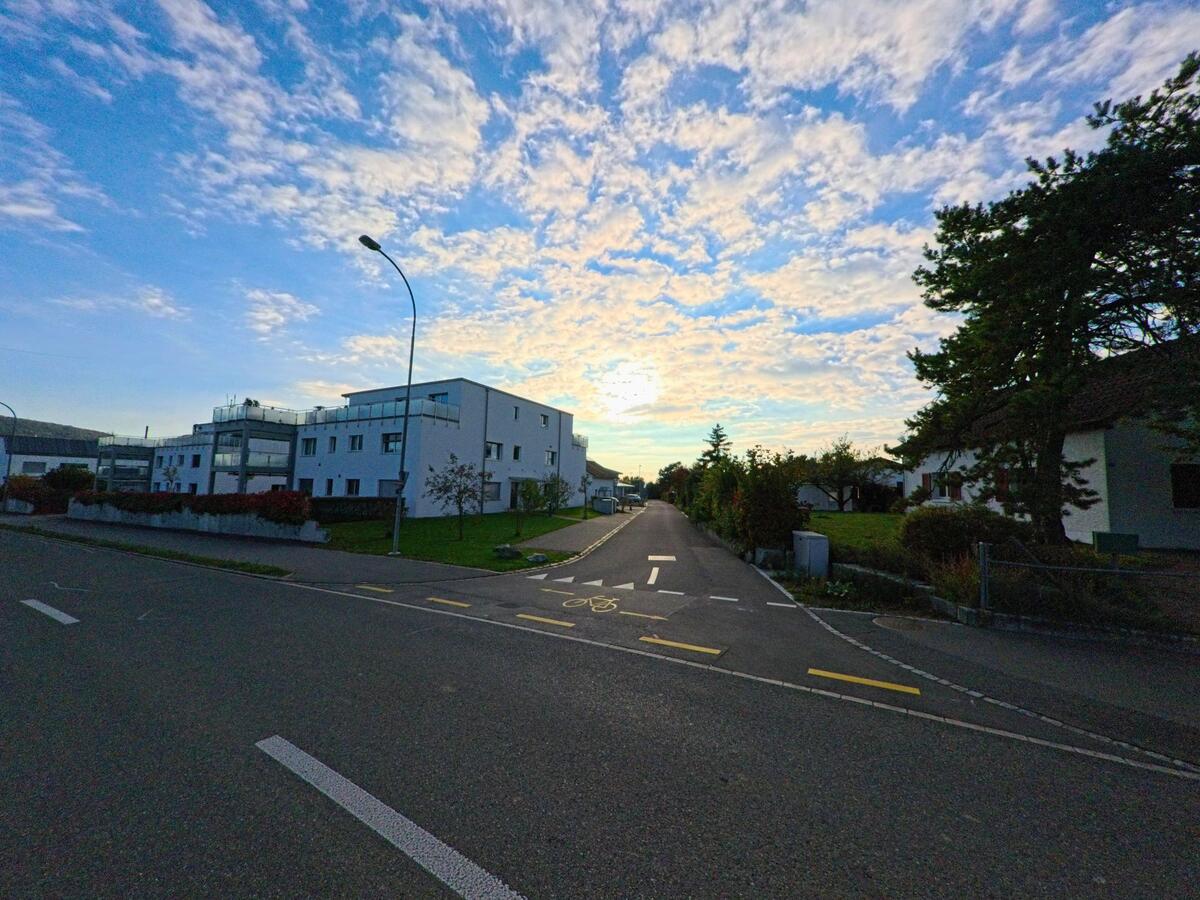 Am Rand des Siedlungsgebiets steht ein modernes Gewerbegebäude in Neunkirch (8213, Kanton Schaffhausen).