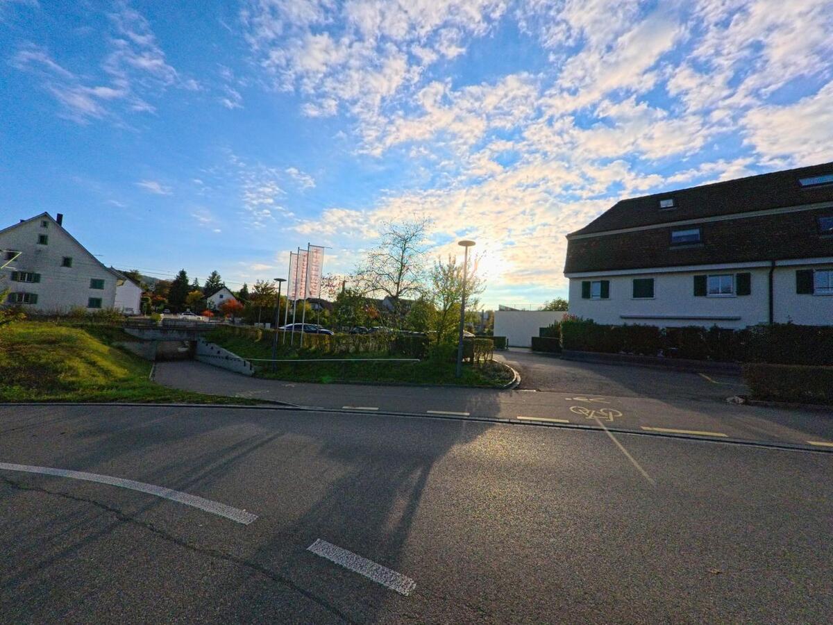Eine offene Strassenszene mit freier Sicht zeigt einen ruhigen Abschnitt in Neunkirch (8213, Kanton Schaffhausen).