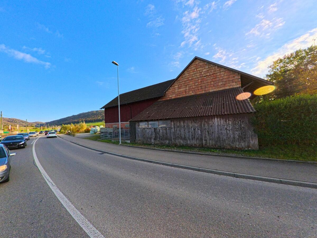 Ein traditionelles Wirtschaftsgebäude liegt direkt an der Durchgangsstrasse von Neunkirch (8213, Kanton Schaffhausen).