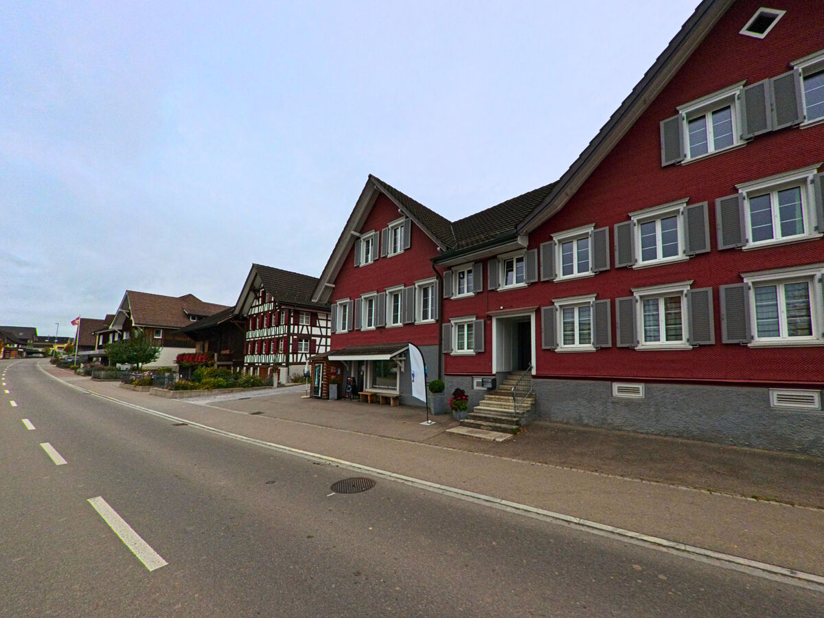 Traditionelle Wohnhaeuser mit Holzfassaden praegen einen Strassenzug in Niederhelfenschwil (9527, Kanton St. Gallen).