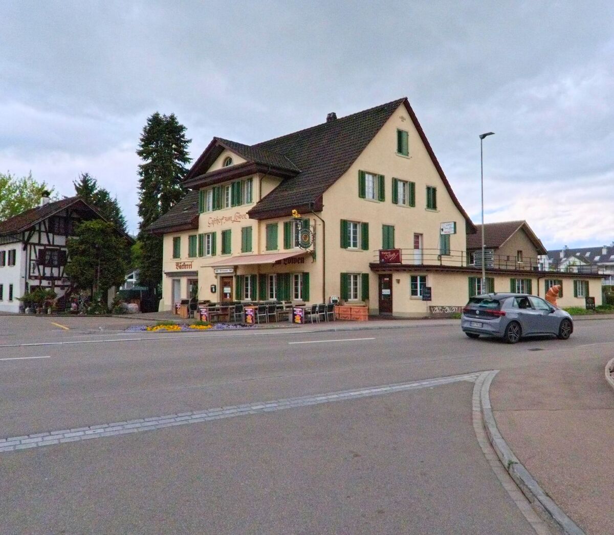 Im Zentrum von Niederweningen, PLZ 8166 im Kanton Zürich, befindet sich ein traditionsreicher Gasthof an einer belebten Kreuzung.