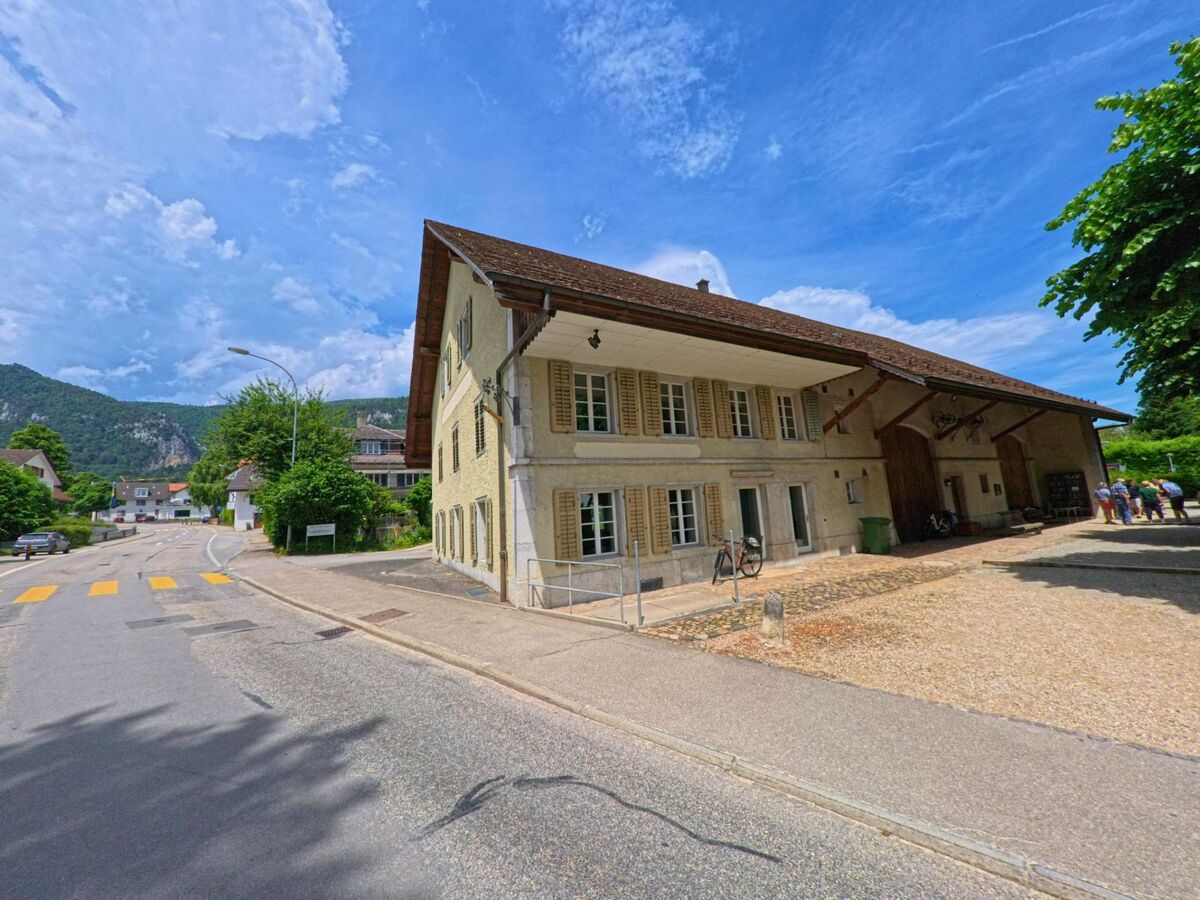 Ein traditionelles Bauernhaus mit gruenen Fensterlaeden praegt das Ortsbild von Oberdorf (4515, Kanton Solothurn) an einer ruhig gelegenen Strasse.