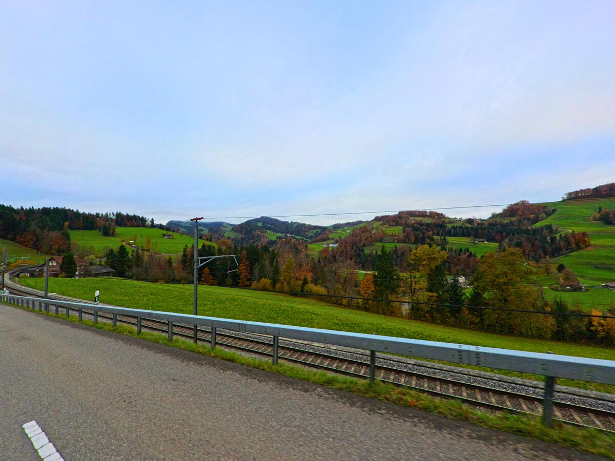 Entlang der Bahnlinie bietet sich ein weiter Blick ueber die Landschaft bei Oberhelfenschwil (9125, Kanton St. Gallen).