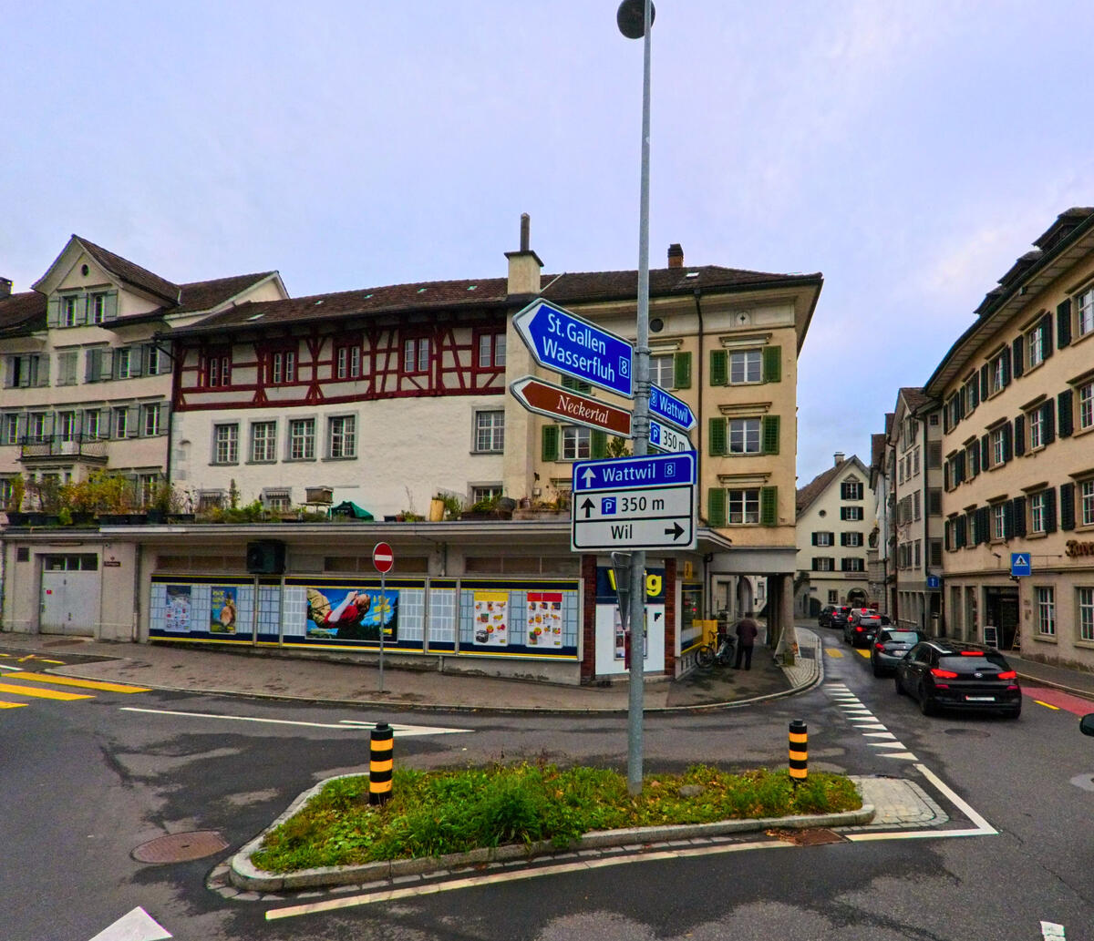 Eine zentrale Strasse mit Wegweisern und Geschaeften praegt das Ortsbild von Oberhelfenschwil (9125, Kanton St. Gallen).