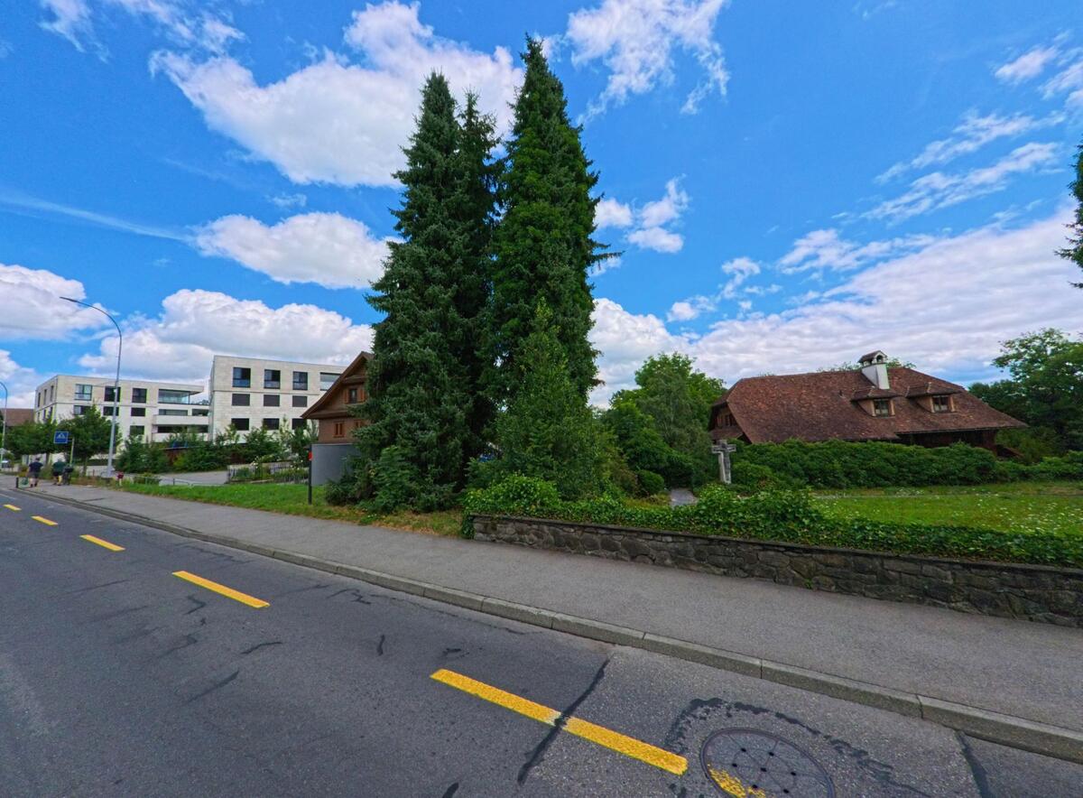 In Oberkirch (6208, Kanton Luzern) stehen traditionelle Bauernhaeuser mit grossen Gaerten in direkter Nachbarschaft zu modernen Wohnbauten.