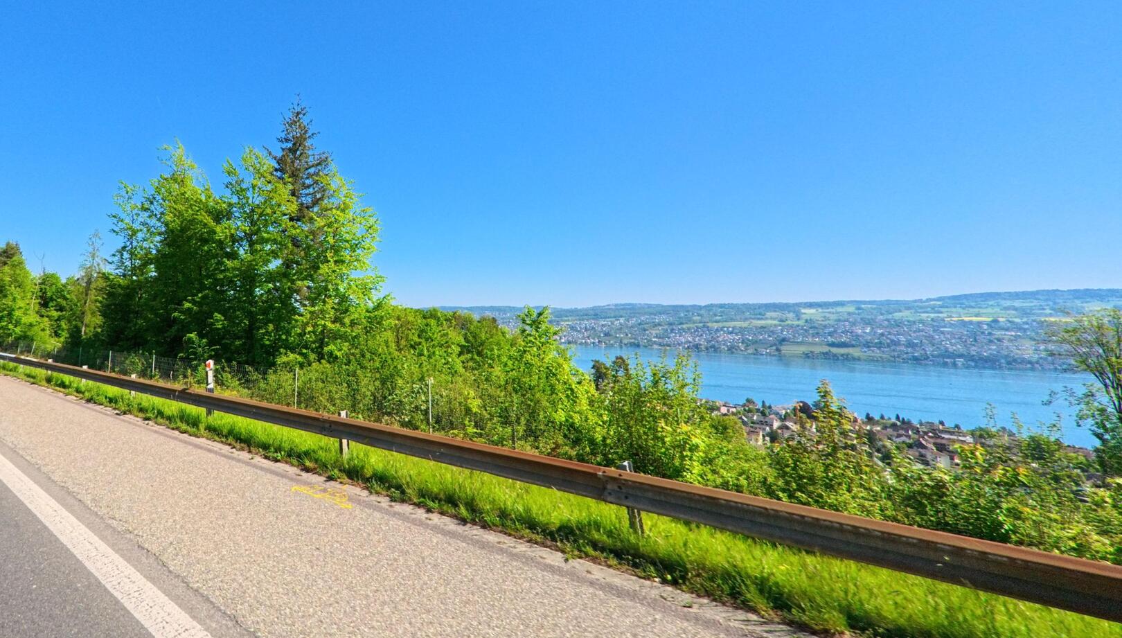 In Oberrieden im Kanton Zürich (PLZ 8942) bietet sich von einer Anhöhe aus ein weiter Blick über den Zürichsee und das gegenüberliegende Ufer.
