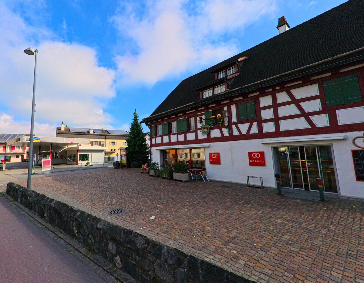 Ein Fachwerkhaus mit gepflastertem Vorplatz praegt einen Bereich von Oberriet (9463, Kanton St. Gallen).