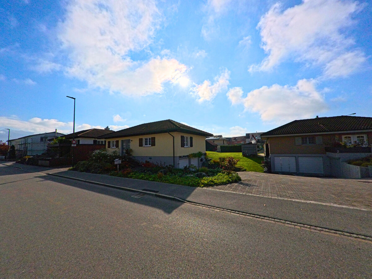 Eine Wohnstrasse mit Einfamilienhaeusern fuehrt durch ein Quartier von Oberriet (9463, Kanton St. Gallen).