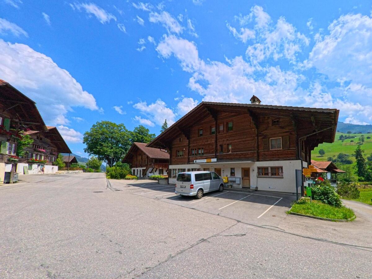 Im Zentrum von Oberwil im Simmental (3765, Kanton Bern) befindet sich das Postgebäude in einem traditionellen Holzhaus mit angrenzendem Parkplatz.