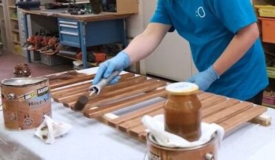 Mitarbeitender von ÖKO-JOB arbeitet in 4460 Gelterkinden (Kanton Baselland) an einer Holzoberfläche in einer Werkstatt.