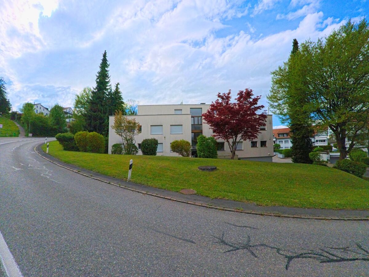 In Oetwil am See im Kanton Zürich (PLZ 8618) folgt eine kurvige Strasse einem gepflegten Wohnquartier mit modernen Gebäuden und abwechslungsreicher Bepflanzung.