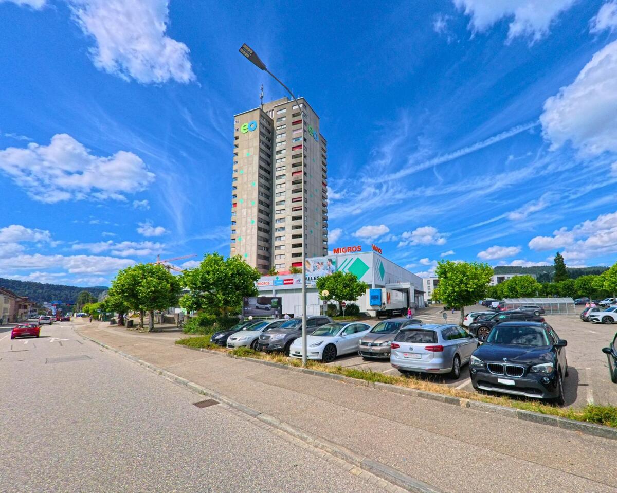 In Oftringen (4665, Kanton Aargau) erhebt sich ein markantes Hochhaus mit dem Schriftzug 