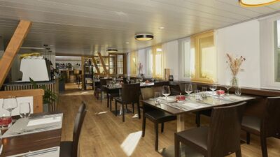 In Bischofszell (9220, Kanton Thurgau) bietet Olivers Restaurant einen hellen Speisesaal mit modernen Holztischen, stilvoll gedeckten Plaetzen und grossen Fenstern.