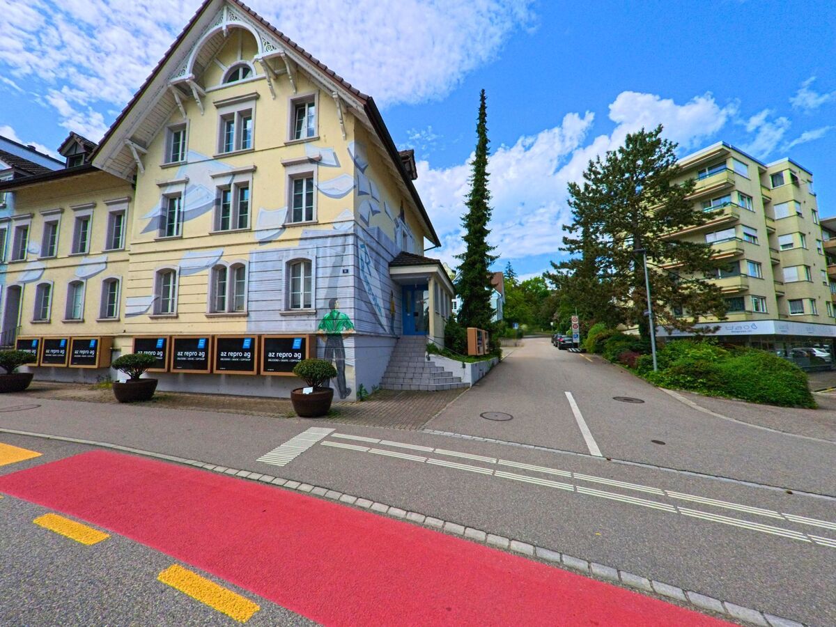 In Olten (4600, Kanton Solothurn) steht ein bemaltes Altstadthaus mit markanter Fassade an einer Querstrasse, die bergauf in ein ruhiges Wohnquartier fuehrt.