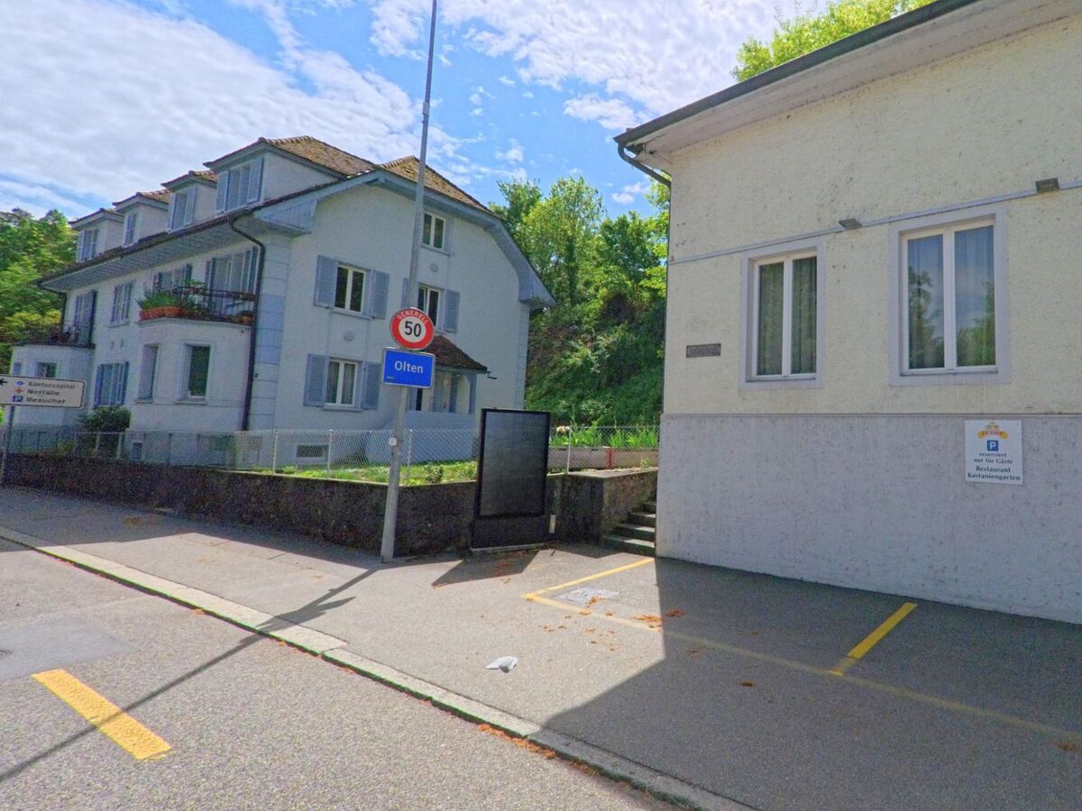 In Olten (4600, Kanton Solothurn) markiert ein Verkehrsschild am Ortseingang eine Wohngegend mit mehrgeschossigen Haeusern.