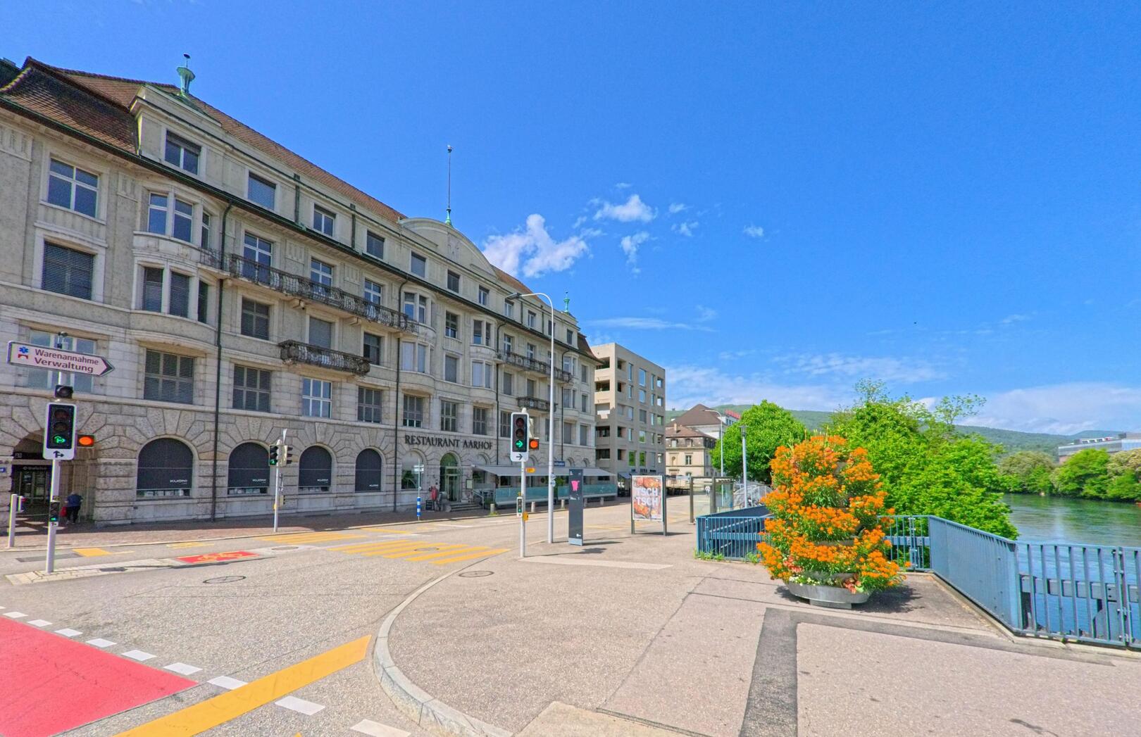 In Olten (4600, Kanton Solothurn) steht ein historisches Gebaeude mit Restaurant an der Aare nahe einer Strassenkreuzung.