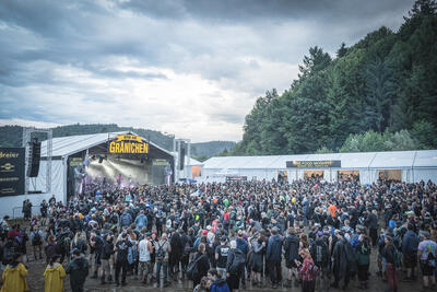 In Graenichen (5722, Kanton Aargau) versammelt sich eine grosse Menschenmenge vor der Festivalbuehne des Open Air Graenichen, waehrend Musik und Lichter die Szene bestimmen.