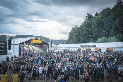 In Graenichen (5722, Kanton Aargau) versammelt sich eine grosse Menschenmenge vor der Festivalbuehne des Open Air Graenichen, waehrend Musik und Lichter die Szene bestimmen.