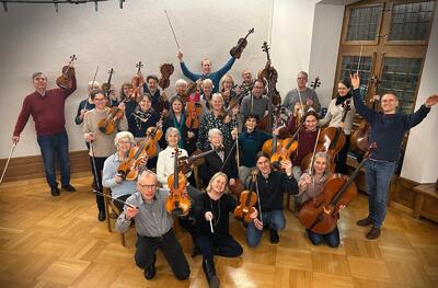 Die Mitglieder des Orchestervereins Brugg posieren mit ihren Streichinstrumenten für ein gemeinsames Gruppenfoto in Brugg (5443, Kanton Aargau).