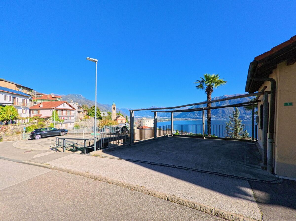In Orselina (6644, Kanton Tessin) bietet eine kleine Terrasse mit Palmen und Blick auf den Lago Maggiore eine ruhige Aussicht.