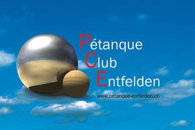 Das Logo des Pétanque Club Entfelden in Oberentfelden (5036, Kanton Aargau) zeigt eine silberne Kugel und eine kleinere Holzkuge vor blauem Himmel.
