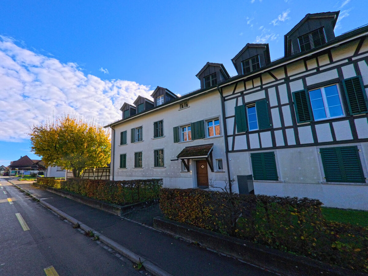Eine Fachwerkfassade praegt ein Wohnhaus entlang der Strasse in Pfyn (8505, Kanton Thurgau).