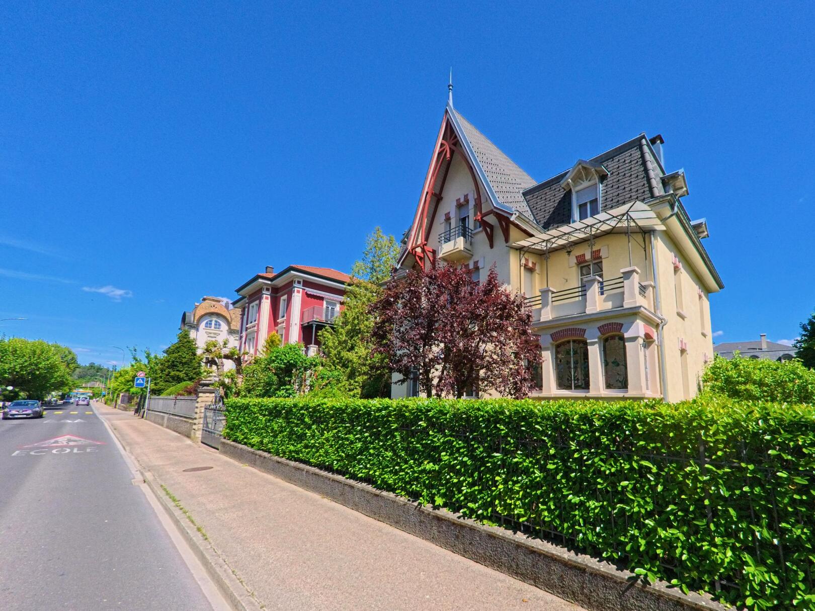 In Porrentruy (2900, Kanton Jura) reihen sich entlang einer Wohnstrasse mehrere prachtvolle Villen mit dekorativen Fassaden aus der Belle Époque.
