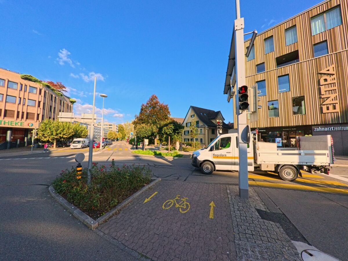 rapperswiljona-8640-kreuzung-mit-radwegmarkierung.jpg