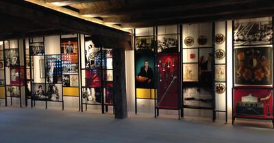 Im Rathausmuseum Sempach (6204, Kanton Luzern) zeigt eine Ausstellung historische Fotografien, Pokale und Wappen in einer modern gestalteten Galerie mit Holzbalken.