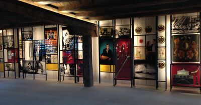 Im Rathausmuseum Sempach (6204, Kanton Luzern) zeigt eine Ausstellung historische Fotografien, Pokale und Wappen in einer modern gestalteten Galerie mit Holzbalken.