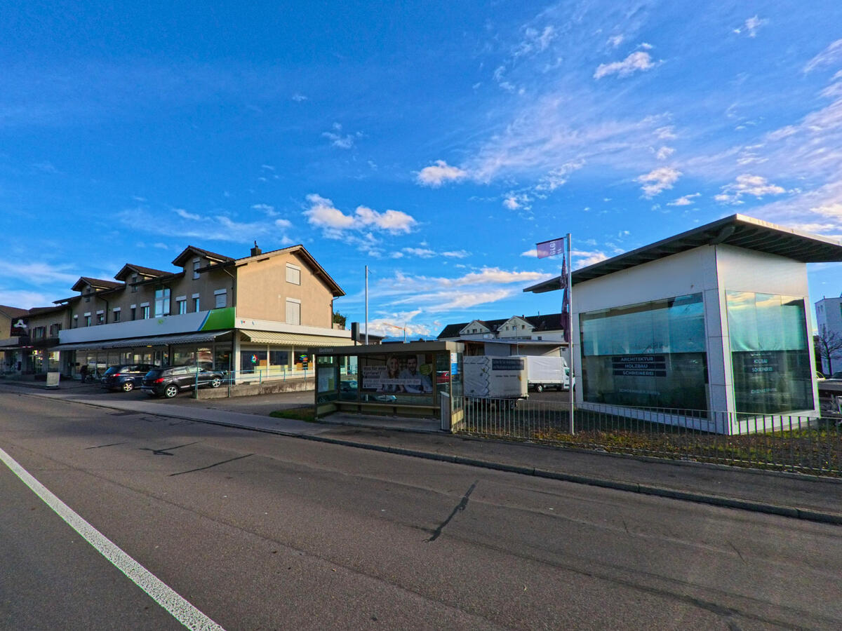 Eine Bushaltestelle mit Wartebereich befindet sich entlang der Fahrbahn in Rebstein (9445, Kanton St. Gallen).