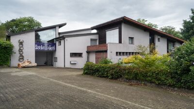 Das Rehmann-Museum in Laufenburg (5080, Kanton Aargau) zeigt sich mit moderner Architektur, einer grossen Skulptur an der Fassade und einem offenen Eingangsbereich.