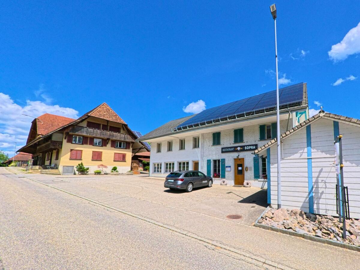 Im Ortskern von Reitnau (5056, Kanton Aargau) liegt das Restaurant Sopra zwischen traditionellen Wohnhäusern mit markanten Dächern und modernen Solaranlagen.