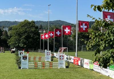 Auf dem Turnierplatz des Reitvereins in Elgg 8353 im Kanton Zürich stehen Hindernisse für einen Springparcours vor mehreren Schweizer Fahnen bereit.