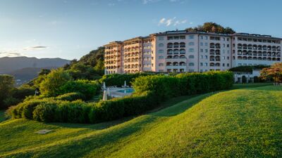 Das Resort Collina d’Oro in Agra – Collina d’Oro (6927, Kanton Tessin) liegt eingebettet in sanfte Hügel mit gepflegtem Garten und Aussicht über die Berge.