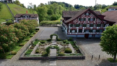 In Schoenenberg an der Thur (9215, Kanton Thurgau) steht das Restaurant Muehle in einem historischen Fachwerkgebaeude mit begruentem Hof und Gartenanlage.
