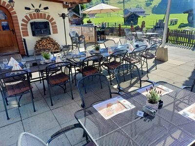 Das Restaurant Bretzelstube in Benken (8717, Kanton St. Gallen) verfuegt ueber eine gemuetliche Terrasse mit gedeckten Tischen und Blick ins Gruene.