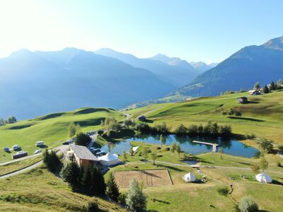 In Vattiz (7146, Kanton Graubuenden) liegt das Restaurant Camping Davos Munts idyllisch an einem kleinen See, umgeben von gruene Huegeln und Bergpanorama.