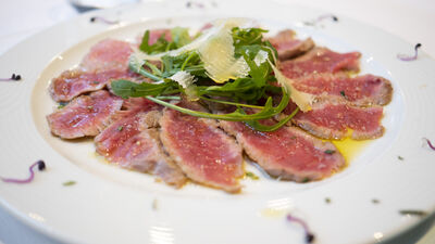 Im Restaurant La Pellicola in Ipsach (2563, Kanton Bern) wird ein zartes Carpaccio mit Rucola, Parmesan und Olivenöl serviert.