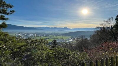 Vom Restaurant Meldegg in Walzenhausen (9428, Kanton Appenzell Ausserrhoden) bietet sich ein weiter Blick über das Rheintal bis zu den Alpen im Sonnenlicht.