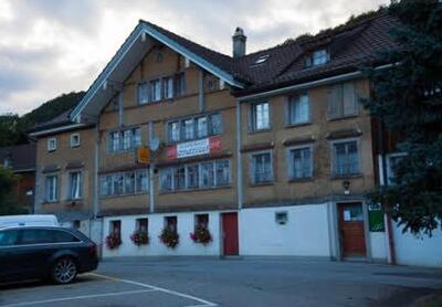 Das Restaurant Station in Heiden (9410, Kanton Appenzell Ausserrhoden) zeigt eine traditionelle Fassade mit roten Blumenkästen und Schindeldach.