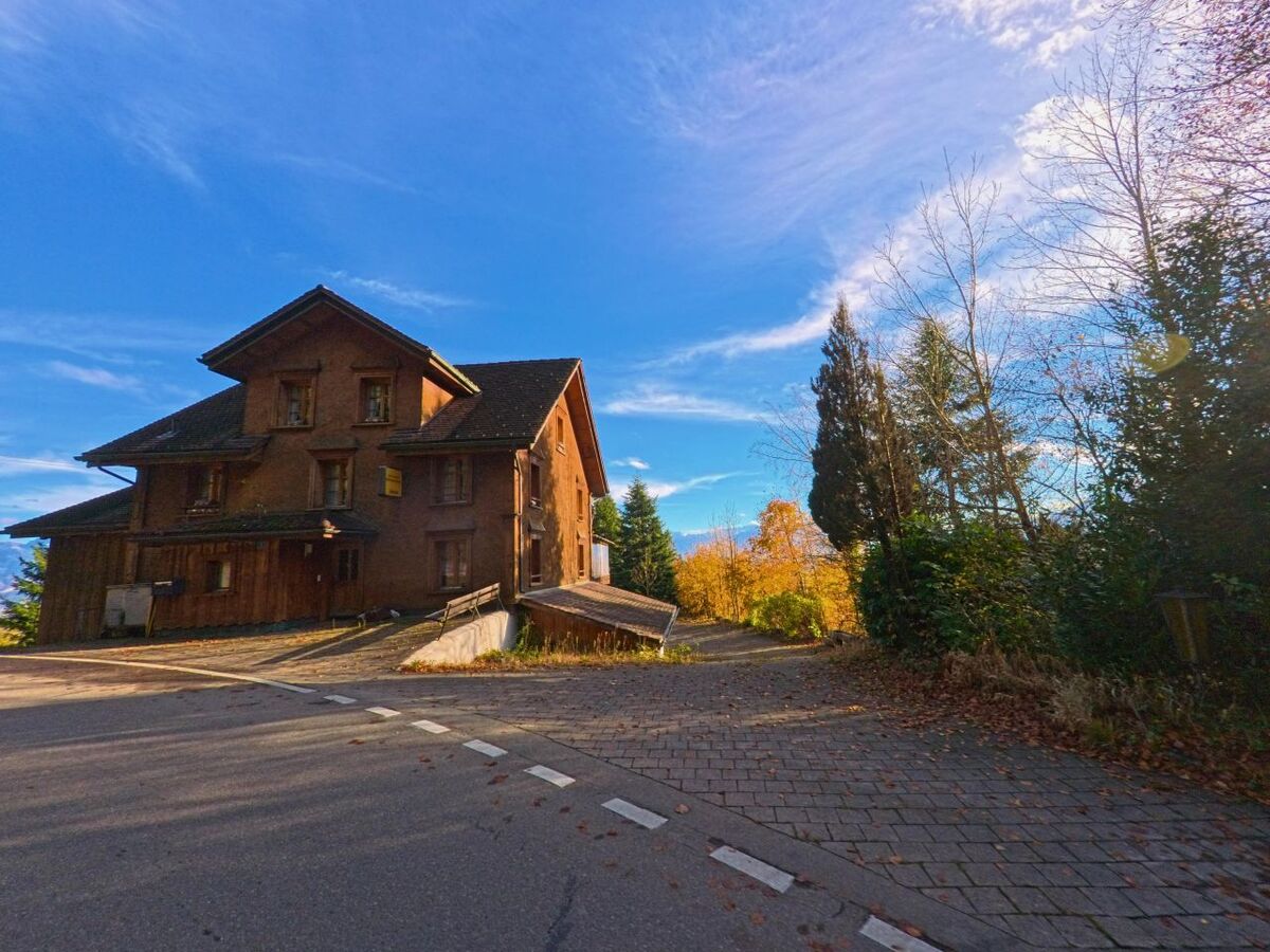 Ein älteres Gebäude befindet sich an einer Seitenstrasse mit angrenzenden Wohnhäusern in Reute (9437, Kanton Appenzell Ausserrhoden).