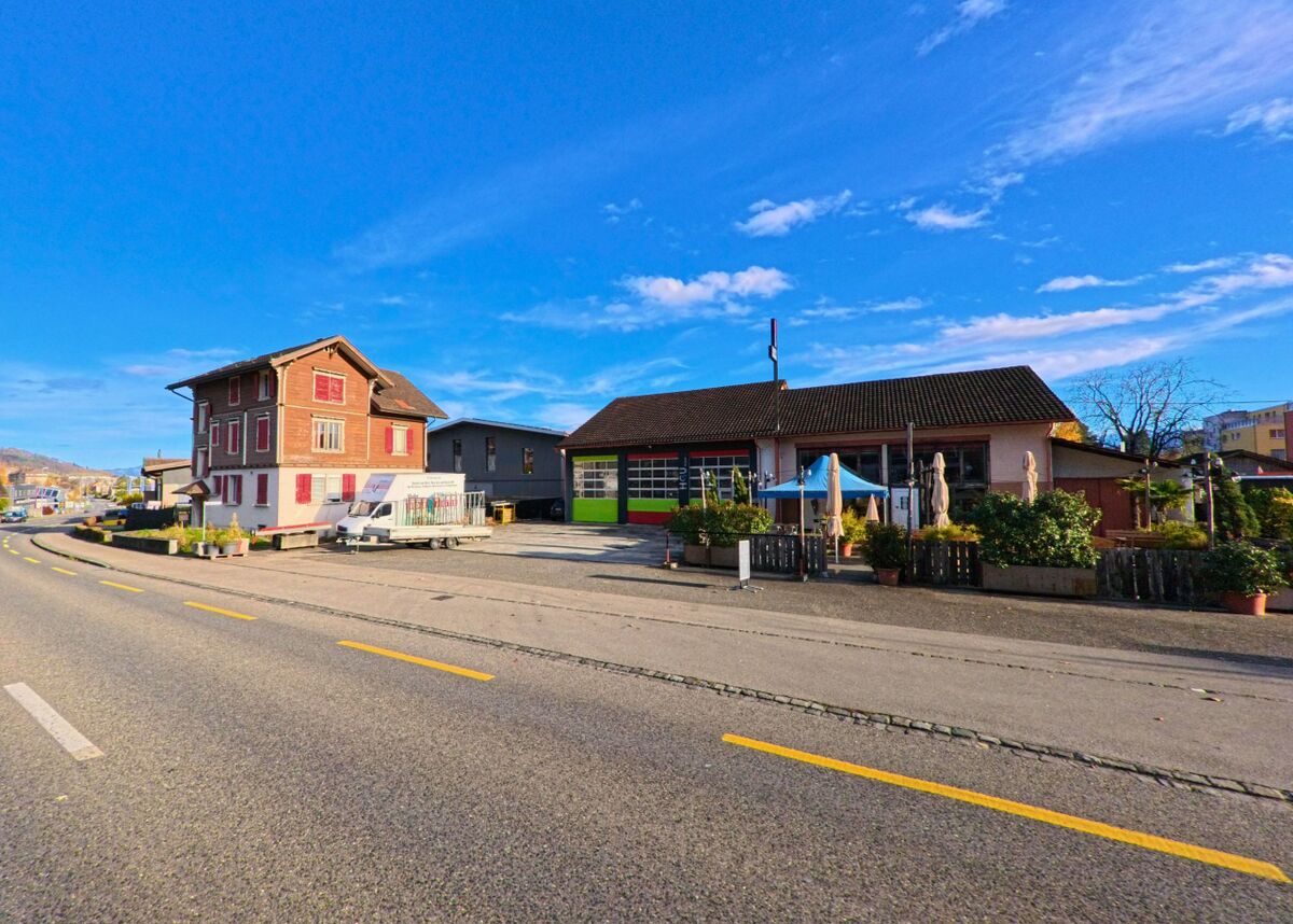 Mehrere Gebäude mit Vorplätzen reihen sich entlang der Hauptstrasse in Reute (9437, Kanton Appenzell Ausserrhoden).