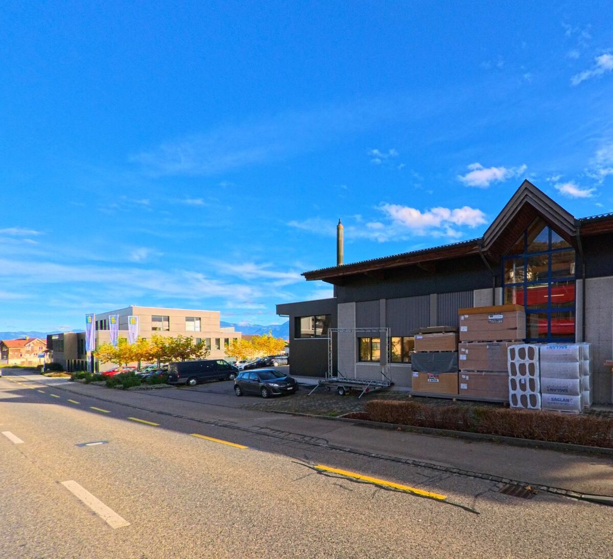 Ein moderner Gebäudekomplex liegt an einer breiten Strasse im Siedlungsgebiet von Reute (9437, Kanton Appenzell Ausserrhoden).