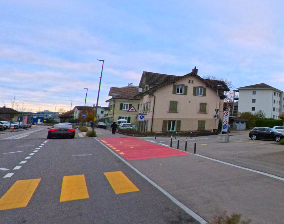 An einer Strassenquerung mit Markierungen verlangsamt sich der Verkehr im Ortszentrum von Rickenbach (9325, Kanton Thurgau).