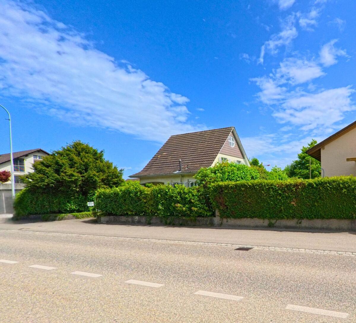 In Rickenbach (PLZ 4613, Kanton Solothurn) wird ein Einfamilienhaus an einer Strasse renoviert, das Geruest steht bereits an der Fassade.