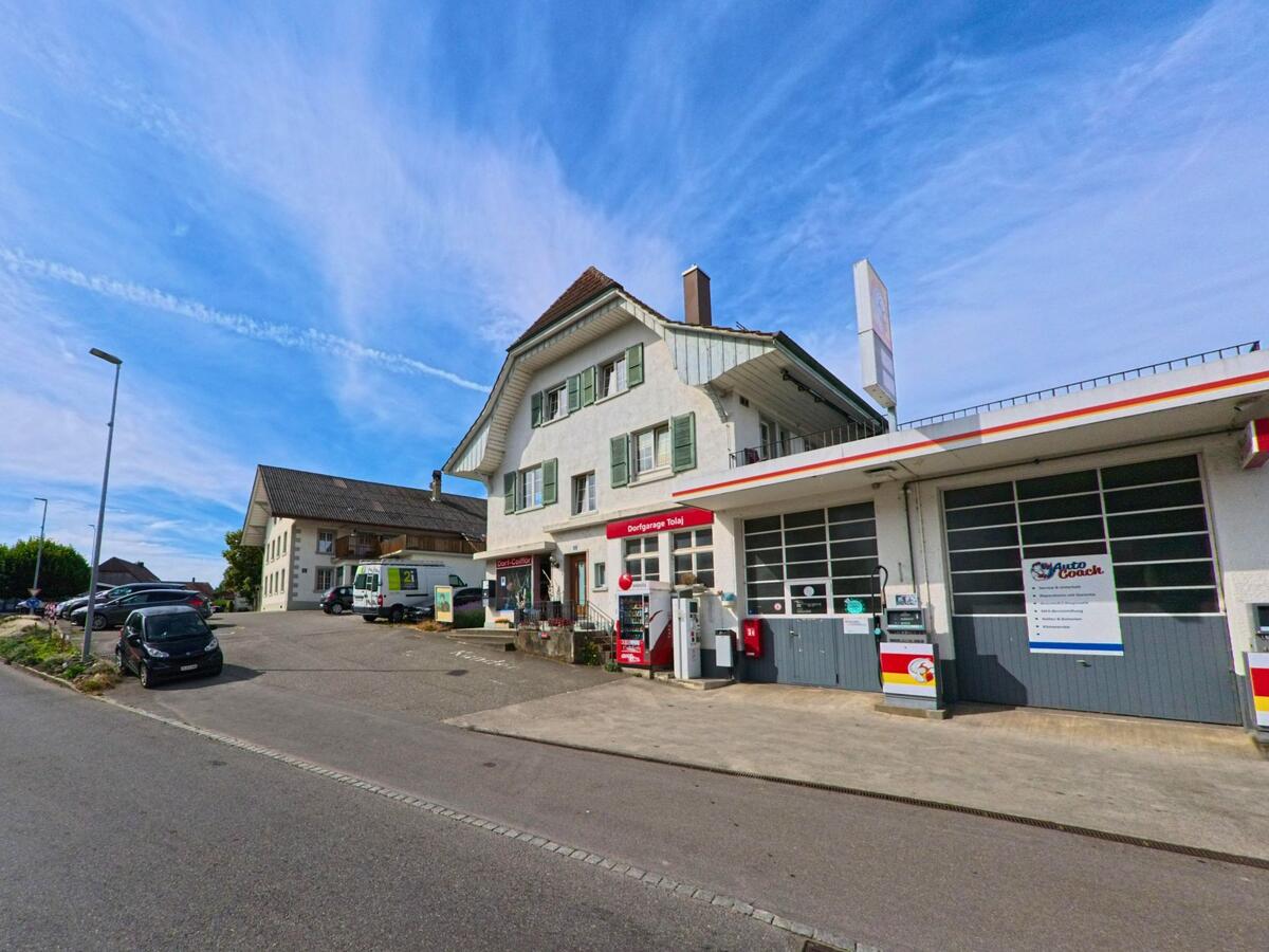 In Ried bei Kerzers (3216, Kanton Freiburg) befindet sich eine kleine Tankstelle mit Werkstattgebäude und angrenzendem Wohnhaus an einer Nebenstrasse.